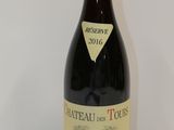 une bouteille de vin posée sur une table