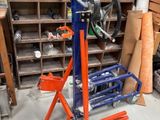 une photo d'un établi dans un garage avec de nombreux outils