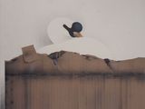 une photo d'un cygne allongé sur un lit