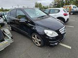 une voiture noire garée dans un parking