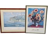 deux photos encadrées de fleurs dans un vase sur une table