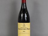 une bouteille de vin rouge posée sur une table en verre