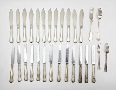 beaucoup de couverts sur une table, avec des fourchettes et des couteaux