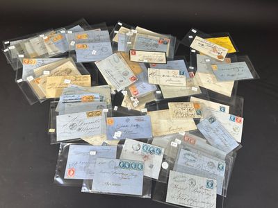 de nombreux types de timbres et d'enveloppes disposés sur une table