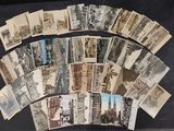 un grand nombre de cartes postales anciennes qui se trouvent sur la table