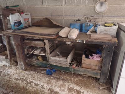 un établi avec de nombreux outils
