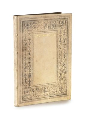 un vieux livre posé sur une table blanche à côté d'un mur blanc