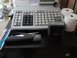 une image représentant un bureau avec un ordinateur portable et une calculatrice