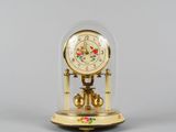 une image représentant une horloge sous un dôme en verre