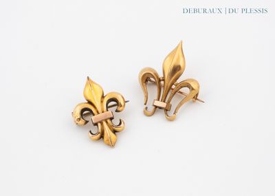 deux boucles d'oreilles en forme de fleur de lys dorées sur fond blanc
