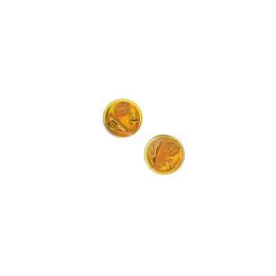 une paire de boucles d'oreilles à clous en verre jaune sur fond blanc
