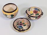 trois petits vases posés l'un à côté de l'autre sur une table