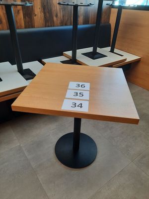 trois tables sur lesquelles figurent des numéros, dans un coin d'un restaurant