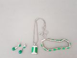 ensemble composé d'un collier, d'un bracelet et de boucles d'oreilles avec des perles de verre vertes