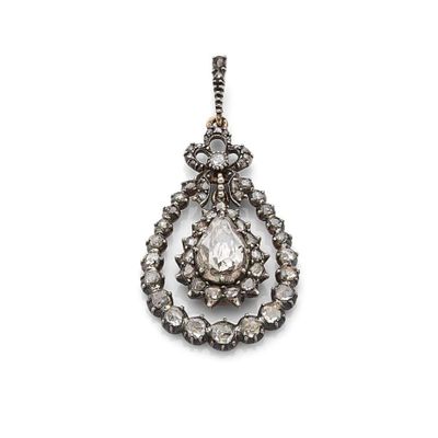 un pendentif ancien en diamant avec une pierre centrale en forme de larme