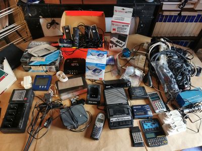 une table sur laquelle se trouvent de nombreux appareils électroniques et composants électroniques