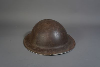 un casque posé sur une table