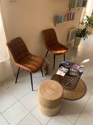 deux chaises et une table basse dans un salon