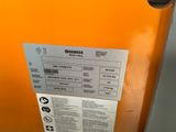 une étiquette apposée sur le côté d'un réfrigérateur orange