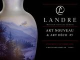 un vase orné d'une peinture représentant un paysage de montagne
