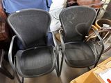 deux chaises noires assises l'une à côté de l'autre dans une pièce