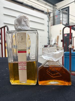 deux flacons de parfum posés l'un à côté de l'autre sur une table