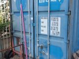 un conteneur d'expédition bleu qui se trouve dans la cour