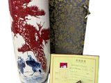 deux vases placés l'un à côté de l'autre sur une table