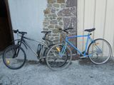 deux vélos garés l'un à côté de l'autre sur le trottoir
