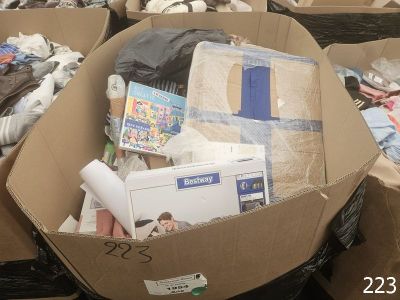 une boîte en carton remplie d'objets empilés les uns sur les autres