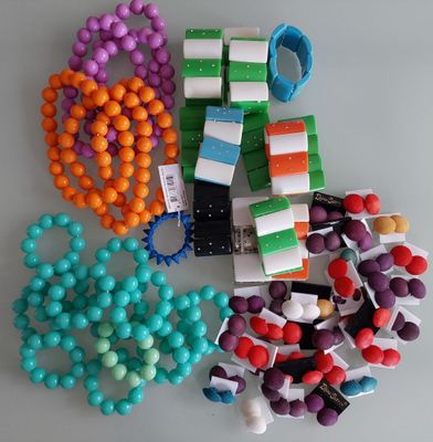 lot de 70 bijoux colorés