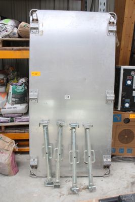 une photo d'une armoire métallique dans un garage