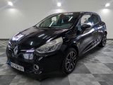la voiture noire est garée sur un sol en damier dans le garage