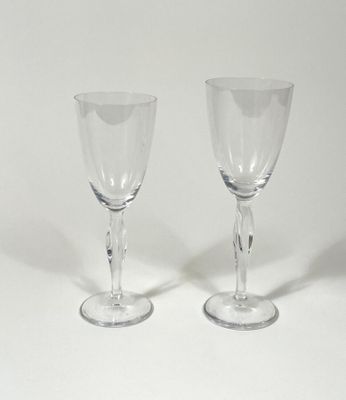 DAUM. 17 flûtes à champagne en verre moulé