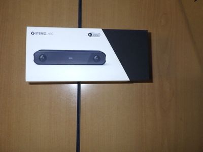 une boîte contenant une télécommande, posée sur une table