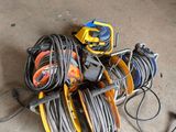 un tas de câbles et d'outils par terre dans un garage