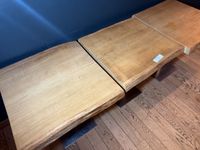 Lot de trois tables de salle à manger à épais plateaux en ch… (photo 4)