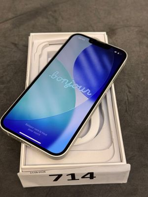 un gros plan d'un téléphone dans une boîte posée sur une table