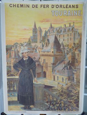 tableau représentant une femme en robe noire debout sur un balcon, avec un paysage urbain en arrière-plan