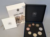 Le coffret de pièces en euros se trouve dans une boîte noire, à côté d'une boîte blanche.