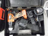 une boîte contenant des outils et une perceuse sans fil