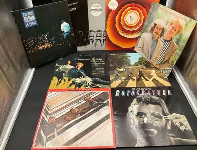 de nombreux disques exposés sur une table