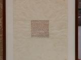une image représentant une photo d'une feuille de papier percée d'un trou