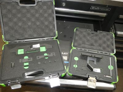 deux valises ouvertes posées sur une table