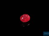 gros plan d'un diamant rouge sur une surface noire