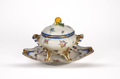 an image of a tureeny dish and saucer on a saucer