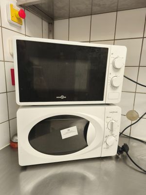 un micro-ondes posé sur un comptoir dans une cuisine