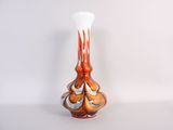 un vase posé sur une table blanche