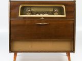 an old fashioned radio sitting on top of a wooden table