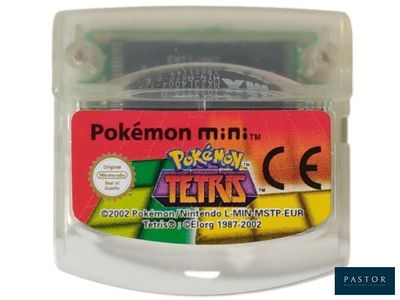 La Game Boy est rangée dans un étui en plastique orné du logo Pokémon.